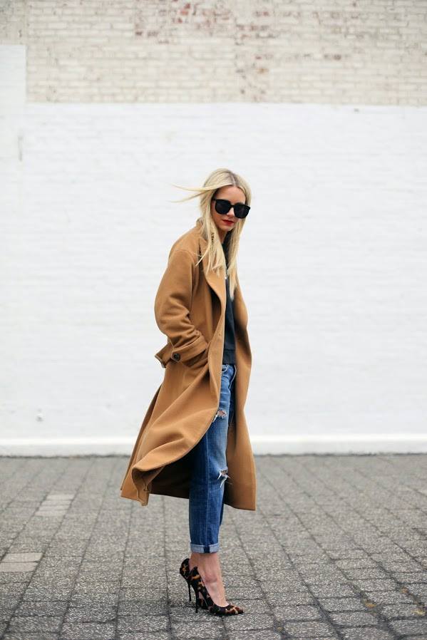 A blogueira Blair Eadie em um look do dia com casaco oversized | Foto: blog Atlantic Pacific 